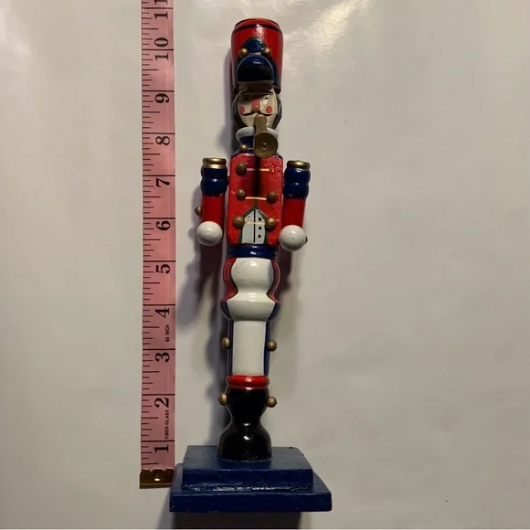 GUC Christmas Decor: Wooden Nutcracker Statue, Lightweight, Vintage - Picture 6 of 11